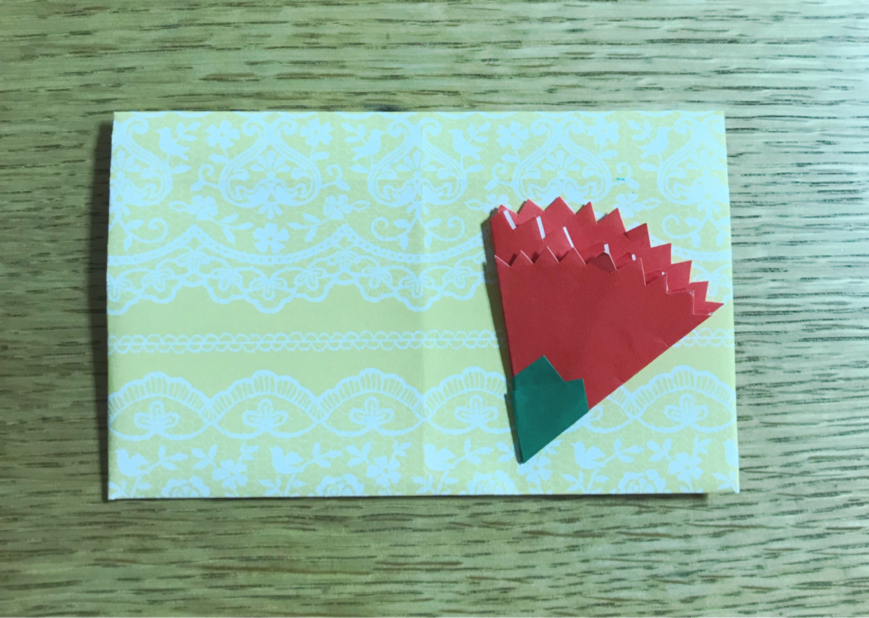 折り紙 カーネーションの簡単な折り方 平面なら可愛いカードにも Kodomoto