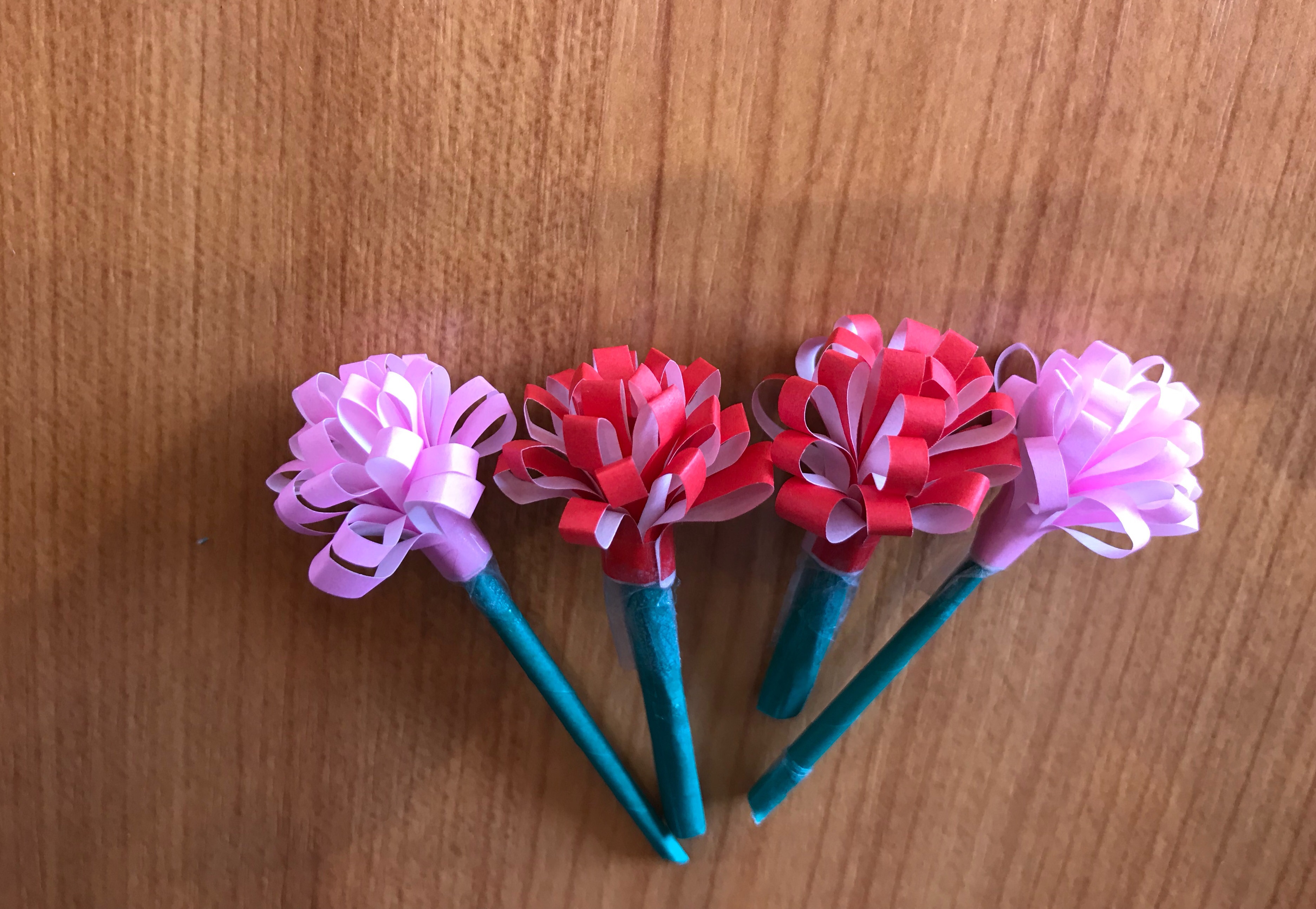 折り紙 カーネーションの簡単な作り方 立体感を出して花束にしよう Kodomoto