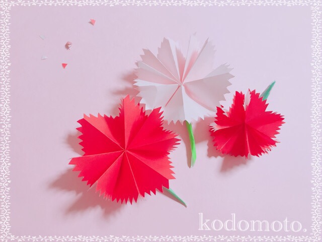 カーネーションは折り紙で簡単に作れるよ しかも可愛い Kodomoto